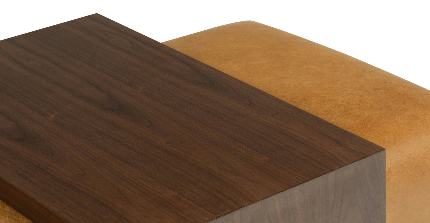 Pouf in pelle Jarmo con tavolo in noce