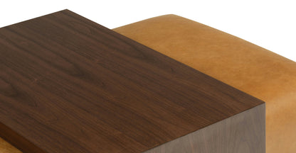 Pouf in pelle Jarmo con tavolo in noce