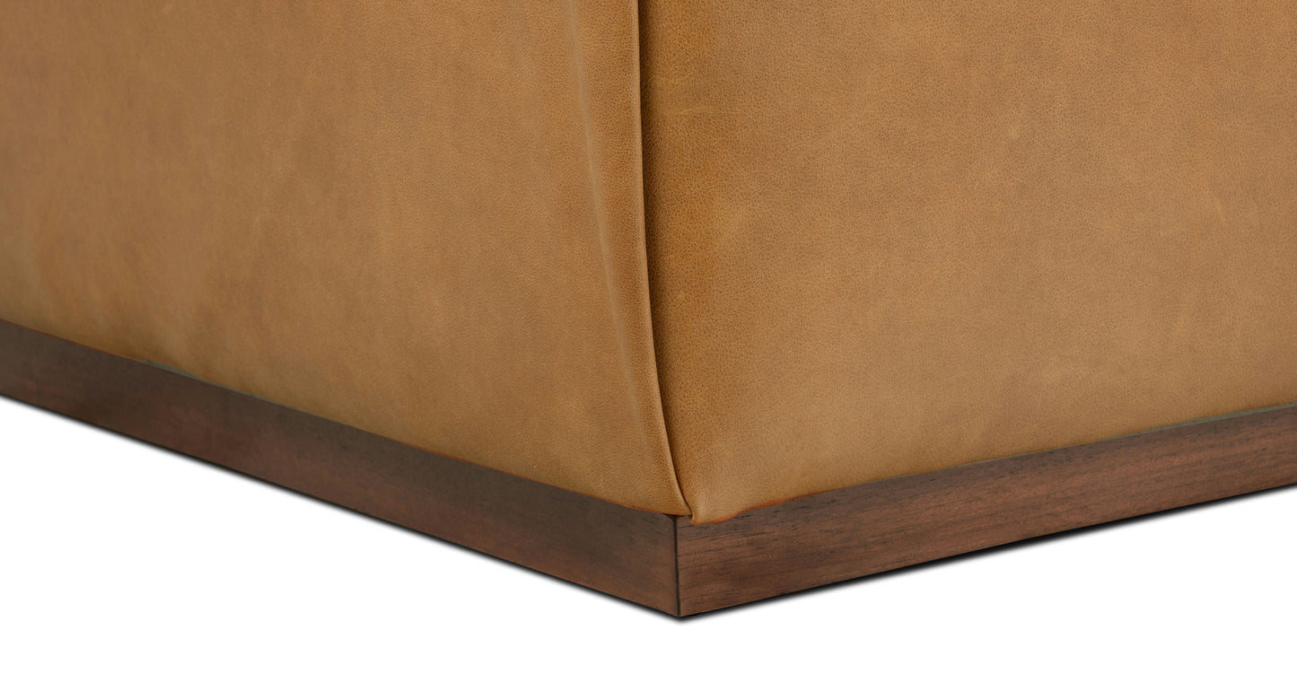 Pouf in pelle Jarmo con tavolo in noce