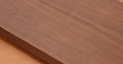 Pouf in pelle Jarmo con tavolo in noce