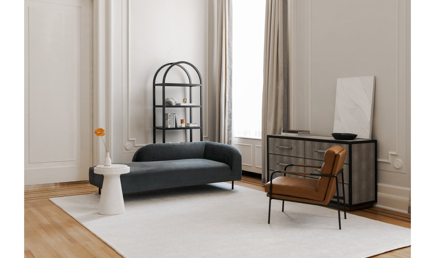 Tavolino con libro decorativo