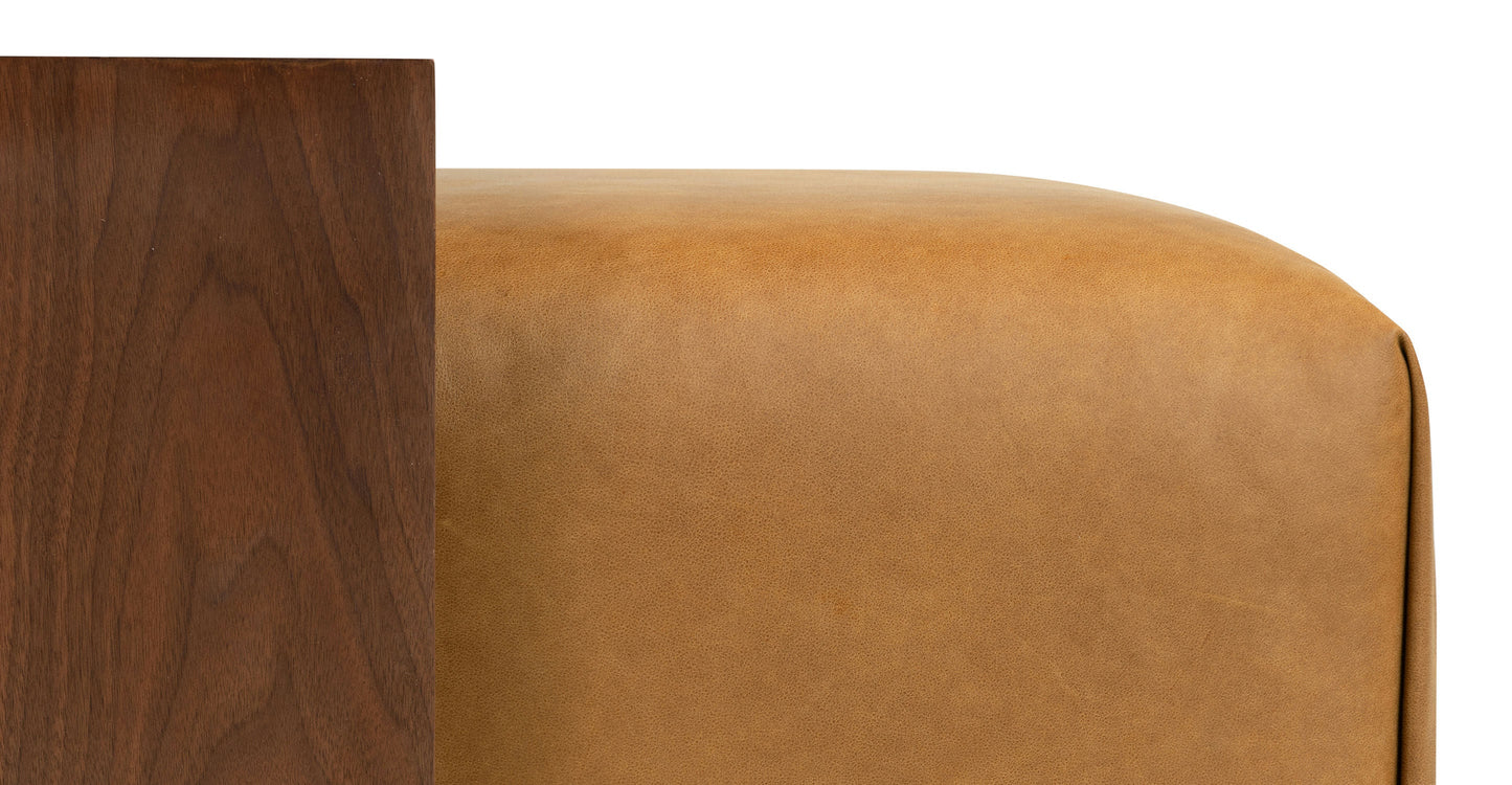 Pouf in pelle Jarmo con tavolo in noce